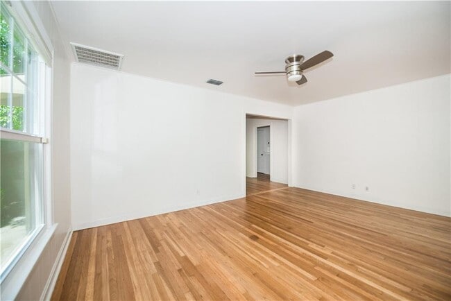 Building Photo - 906 E 53rd St