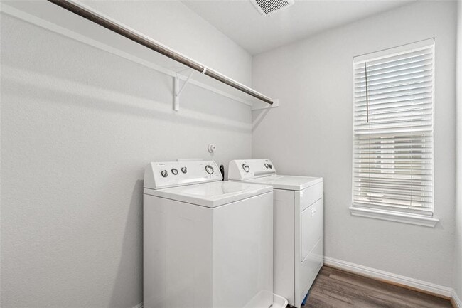Building Photo - Big Sky Ranch 3-Bedroom/2.5 Bath - Drippin...