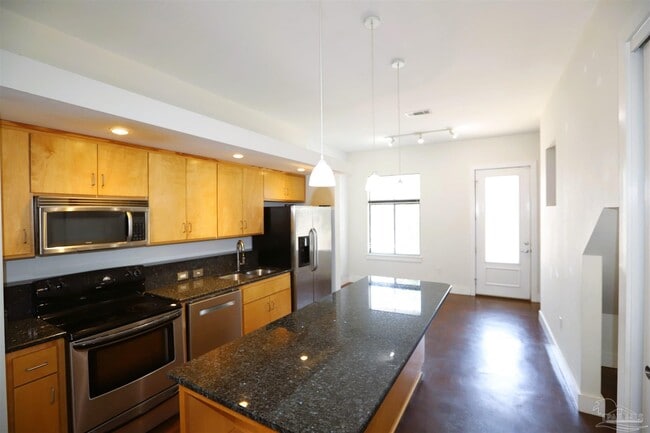Building Photo - 613 N Alcaniz St