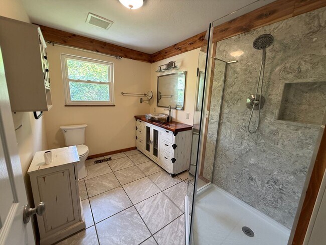 Building Photo - 3 Bedroom 2 Bath Single Family Home.