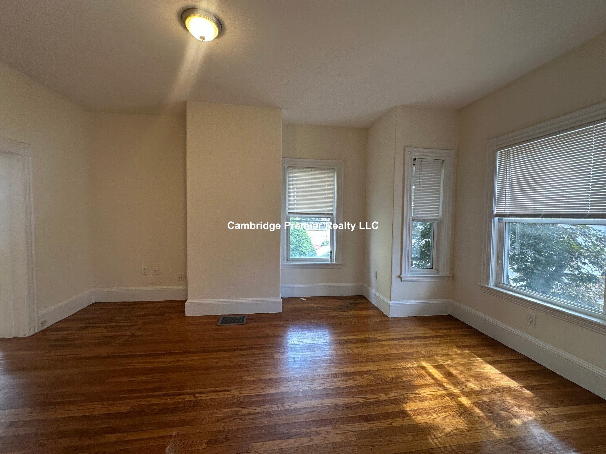 Building Photo - 55 Bonair St