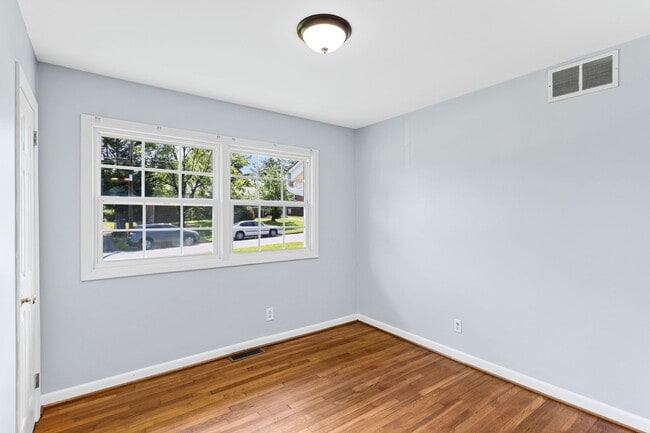 Building Photo - 4-Bed, 2-Bath Home with Fenced Yard in Win...