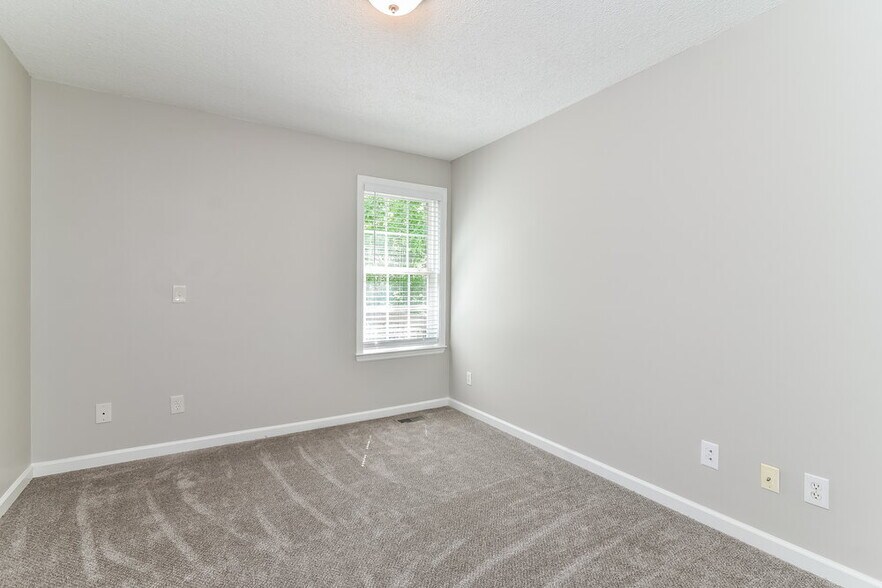 Building Photo - 2641 Fort Apachee Ct