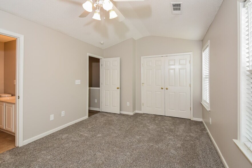 Building Photo - 23 Highoak Dr