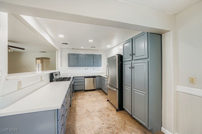 Building Photo - 571 Blackmore Dr