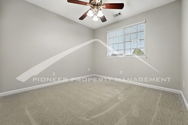 Building Photo - Spacious Home with Washer/Dryer and Centra...