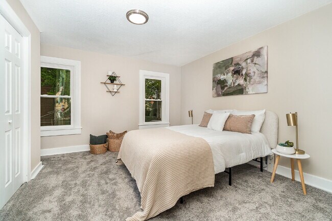 Building Photo - "Charming 3-Bed Townhouse Retreat in the H...