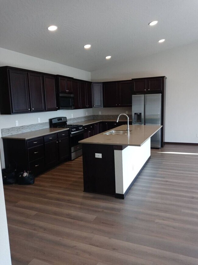 Building Photo - Beautiful 3-bedroom, 2-bath home at Woodbr...