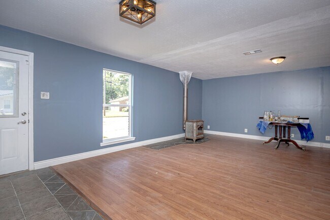 Building Photo - 3 Bed 1 Bath Home In Pascagoula - New Appl...