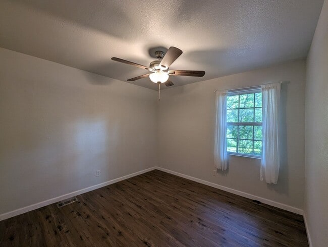Building Photo - 3 Bedroom/2 Bathroom House in Batesville