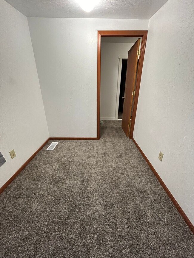 Building Photo - 3 Bedroom 2 Bathroom Apartment Near Gundersen