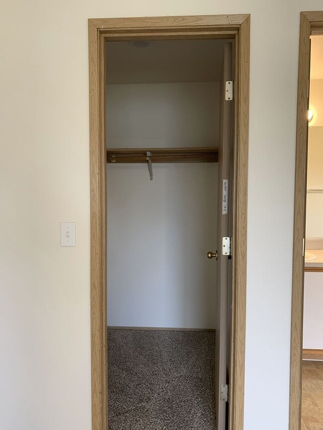 Building Photo - 3 bedroom, 2 1/2 bath home in quiet Scappo...