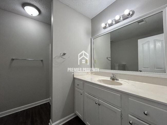 Building Photo - 6232 Ravenwood Lake Dr E