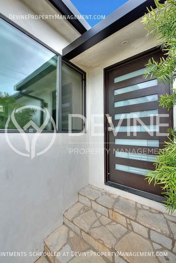 Building Photo - 3026 Greenfield Ave