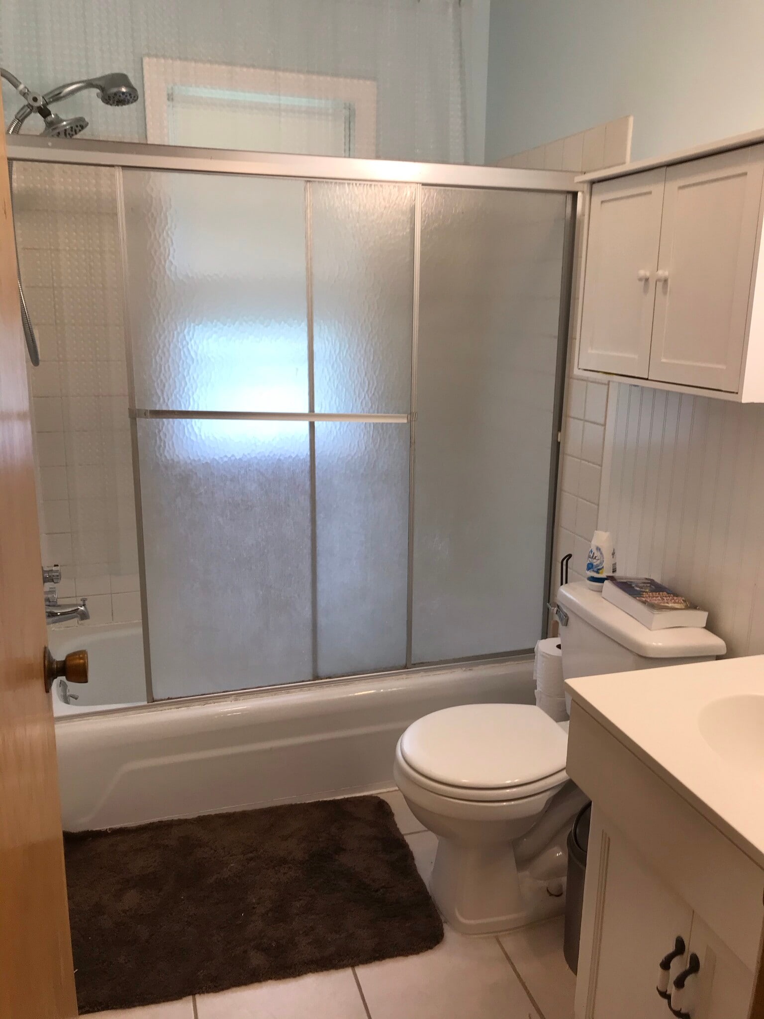 full bathroom - 1590 Case Ave E