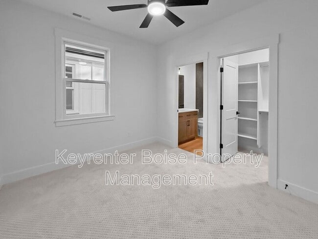 Building Photo - 618 E Krall St