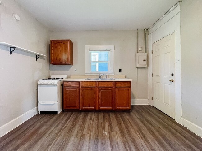 Building Photo - AVAILABLE NOW! Close to Campus