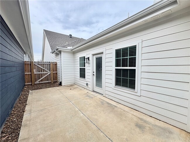 Building Photo - 1011 NE Hts Ln