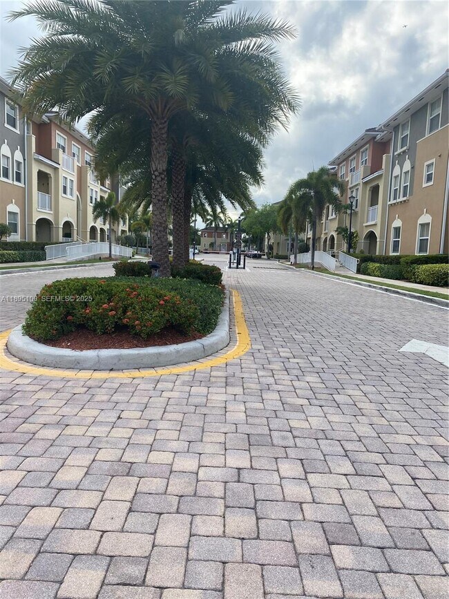 Building Photo - 8800 NW 107 Ct