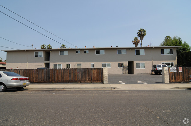 Building Photo - Golden Oaks Apartment