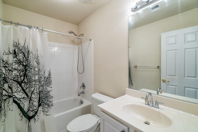 Building Photo - Bright And Spacious 3 Bed 2.5 Bath End-Uni...