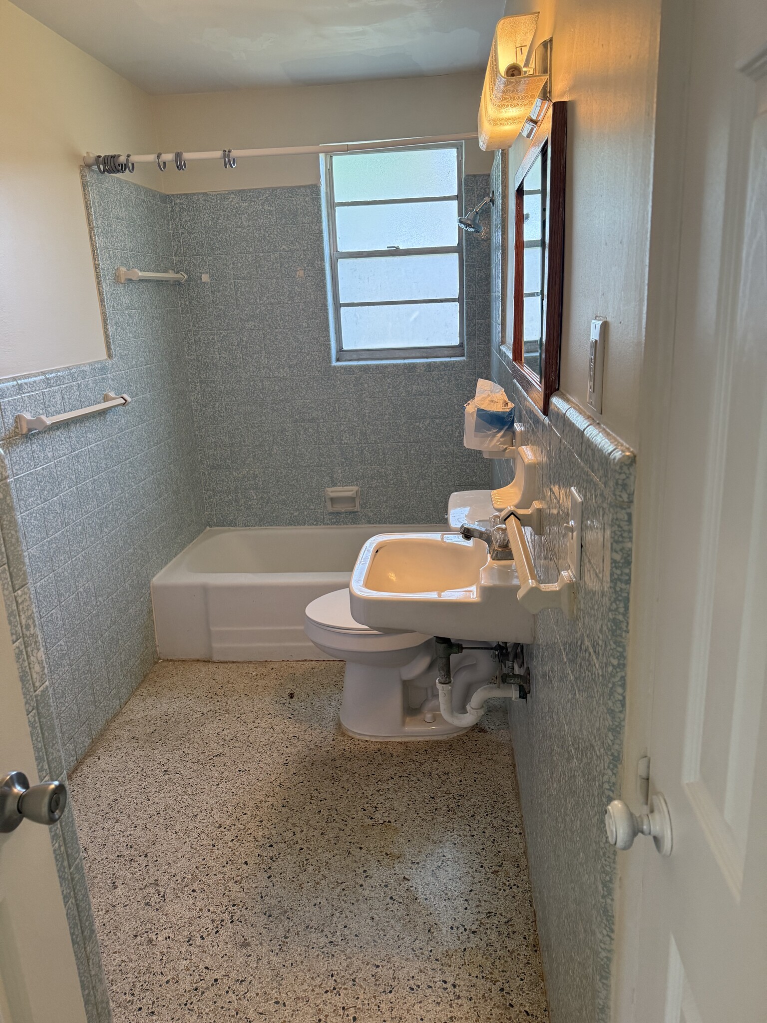 Building Photo - 108 Lantana Ave