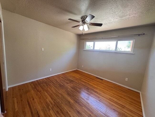 Building Photo - Beautiful 3 bedroom 2 bath.
