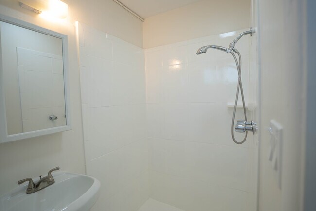Building Photo - 825 W 167th St