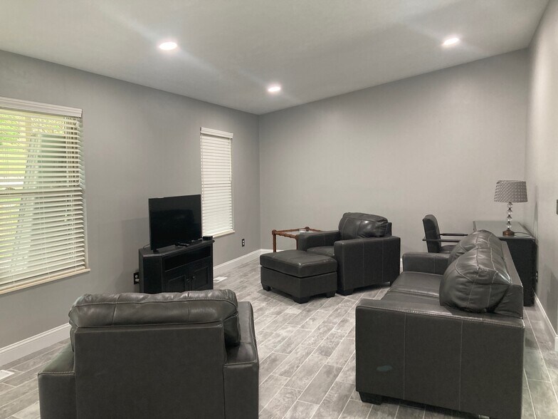 Building Photo - 490 Beechwood Cir