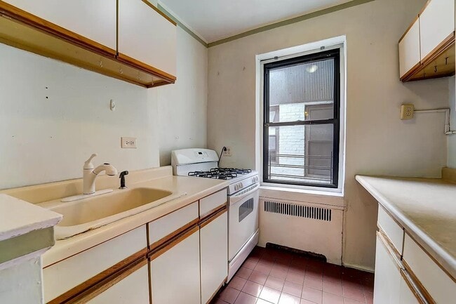 Building Photo - 251 Seaman Ave