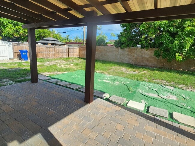 Building Photo - 1754 NE 48th Ct