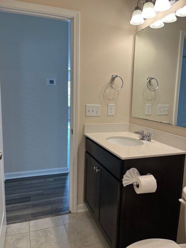Building Photo - AMAZING LOCATION, Fantastic 4 Bed Home, In...