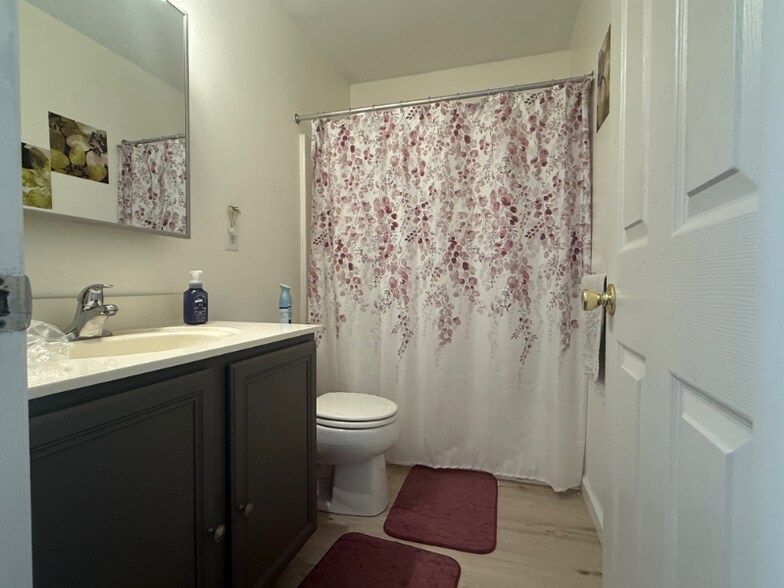 Building Photo - 28 Lotus Cir N
