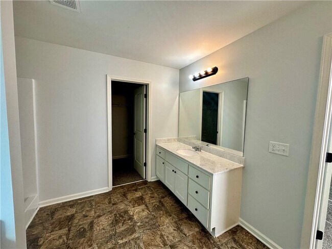 Building Photo - 712 Pinnacle Dr.