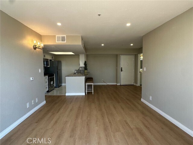 Building Photo - 1052 S Mariposa Ave