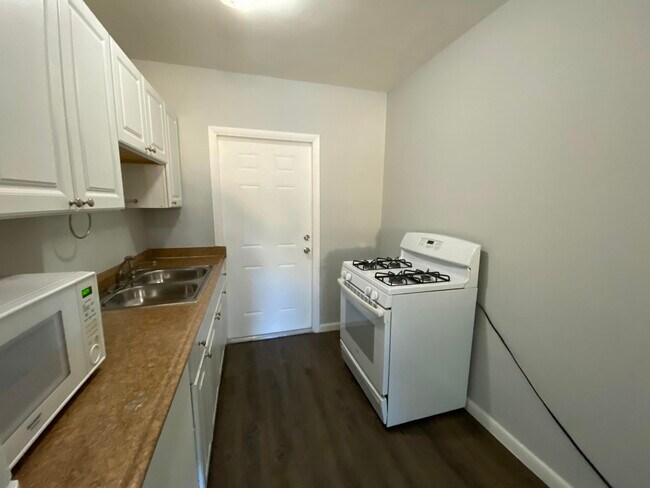 Building Photo - 428 Roseland Dr