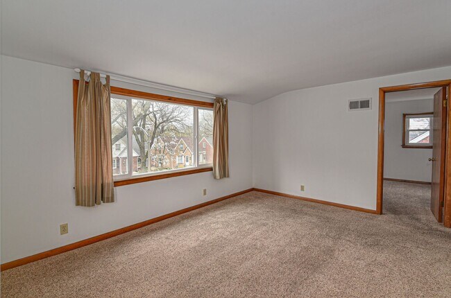 Building Photo - 154 N 79th St