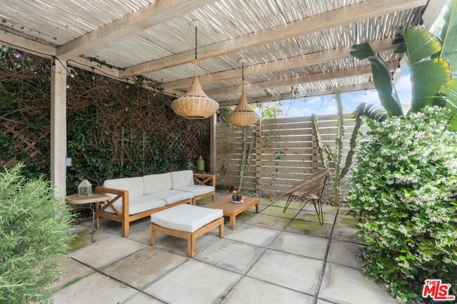 Building Photo - 678 Broadway St