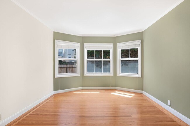 Building Photo - LAKESIDE HOUSE FOR RENT - $5,400