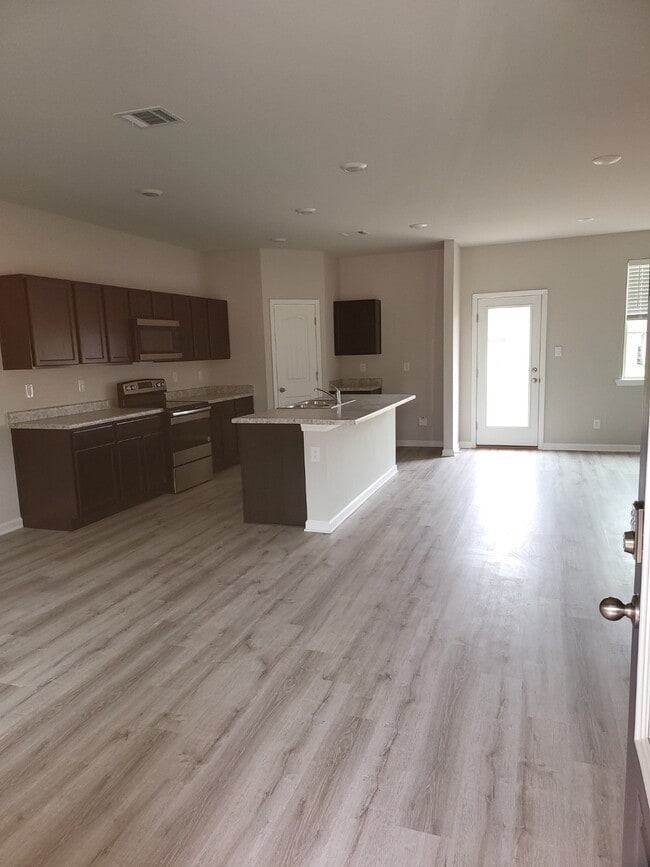 Building Photo - 18422 Fox Hollow Loop