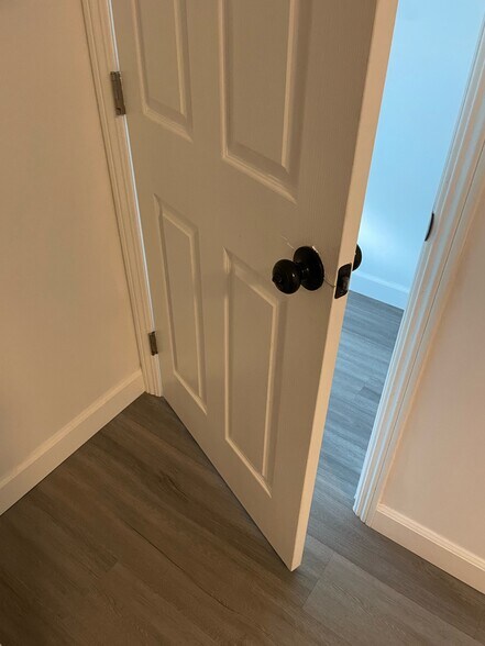 Building Photo - 265 E 69th Way