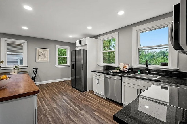 Building Photo - Gorgeous 4 or 5 bed 3.5 Bath in Madisonville!!