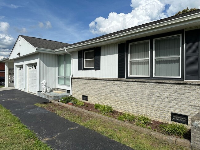 Building Photo - IMMACULATE ONE LEVEL HOME AVAILABLE IN SUR...