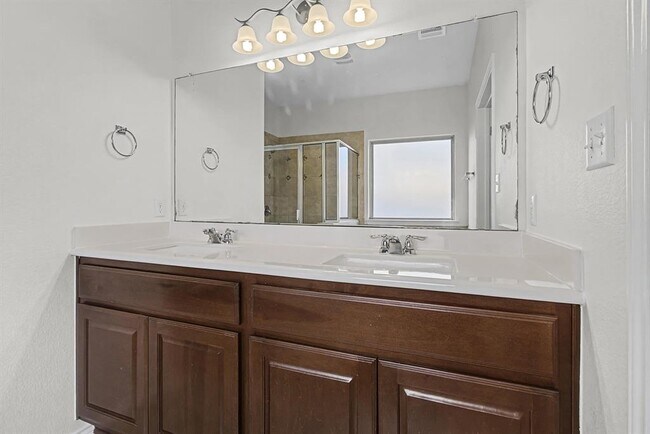 Building Photo - 501 Silver Trail