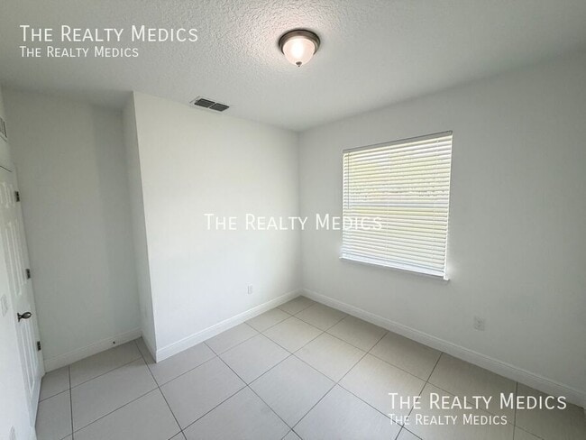 Building Photo - 2481 San Filippo Dr SE