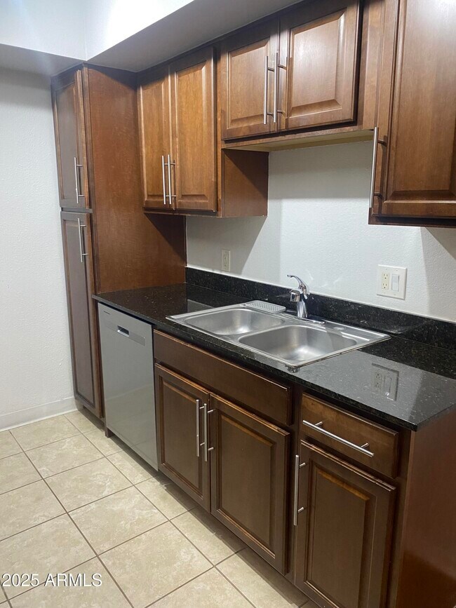 Building Photo - 7350 N Vía Paseo Del Sur