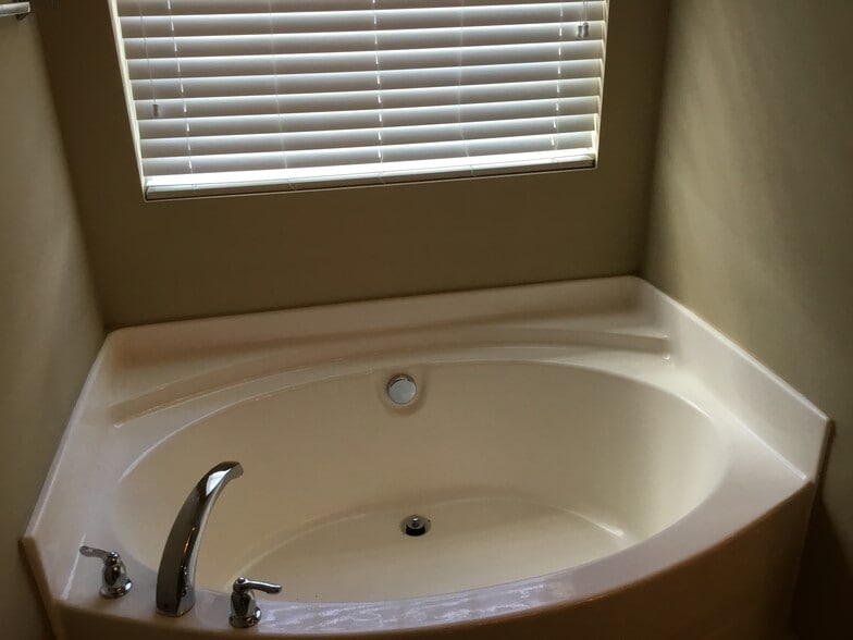 Building Photo - 6004 Glen Way Dr