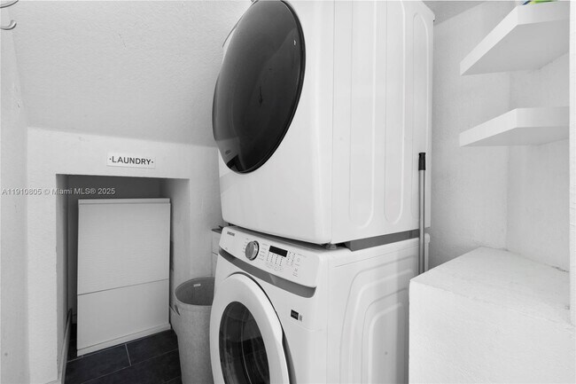 Building Photo - 932 Nandina Dr