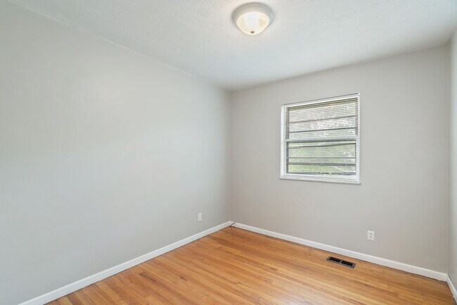 Building Photo - 5201 Aubrey Ln