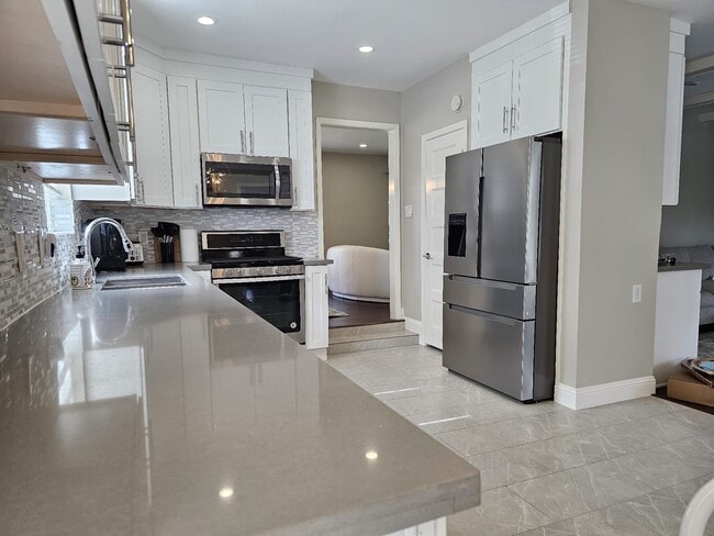 Kitchen - 5027 Wigton Dr